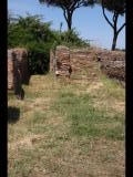 05913 ostia - regio iv - insula viii - edificio (iv,viii,5) - via di cartilio poplicola - 4. raum von osten - treppe - bli ri osten - 06-2024.jpg